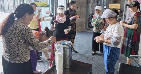金御网 “大家放心饮用 整个夏天免费茶饮咱们工会管够”